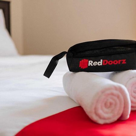 Отель Reddoorz Near Mojokerto Train Station Экстерьер фото