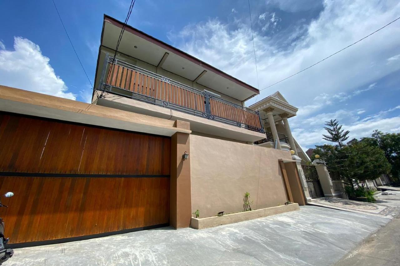 Отель Reddoorz Near Mojokerto Train Station Экстерьер фото