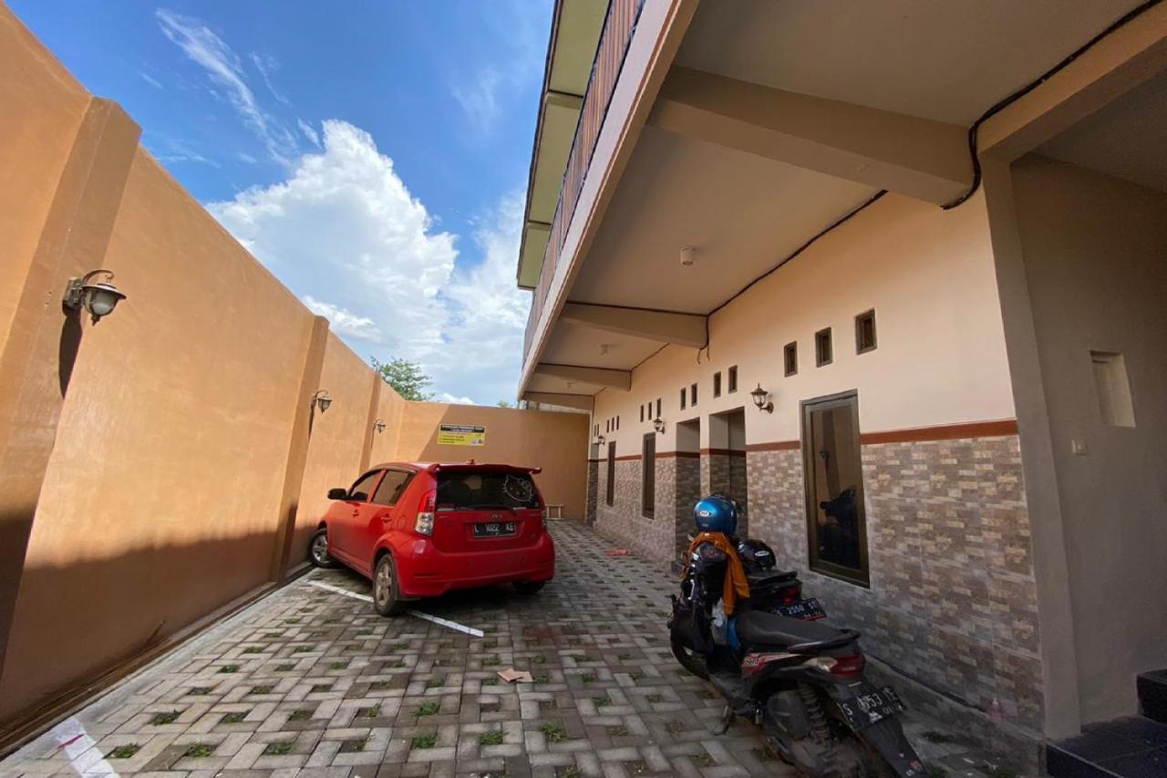 Отель Reddoorz Near Mojokerto Train Station Экстерьер фото