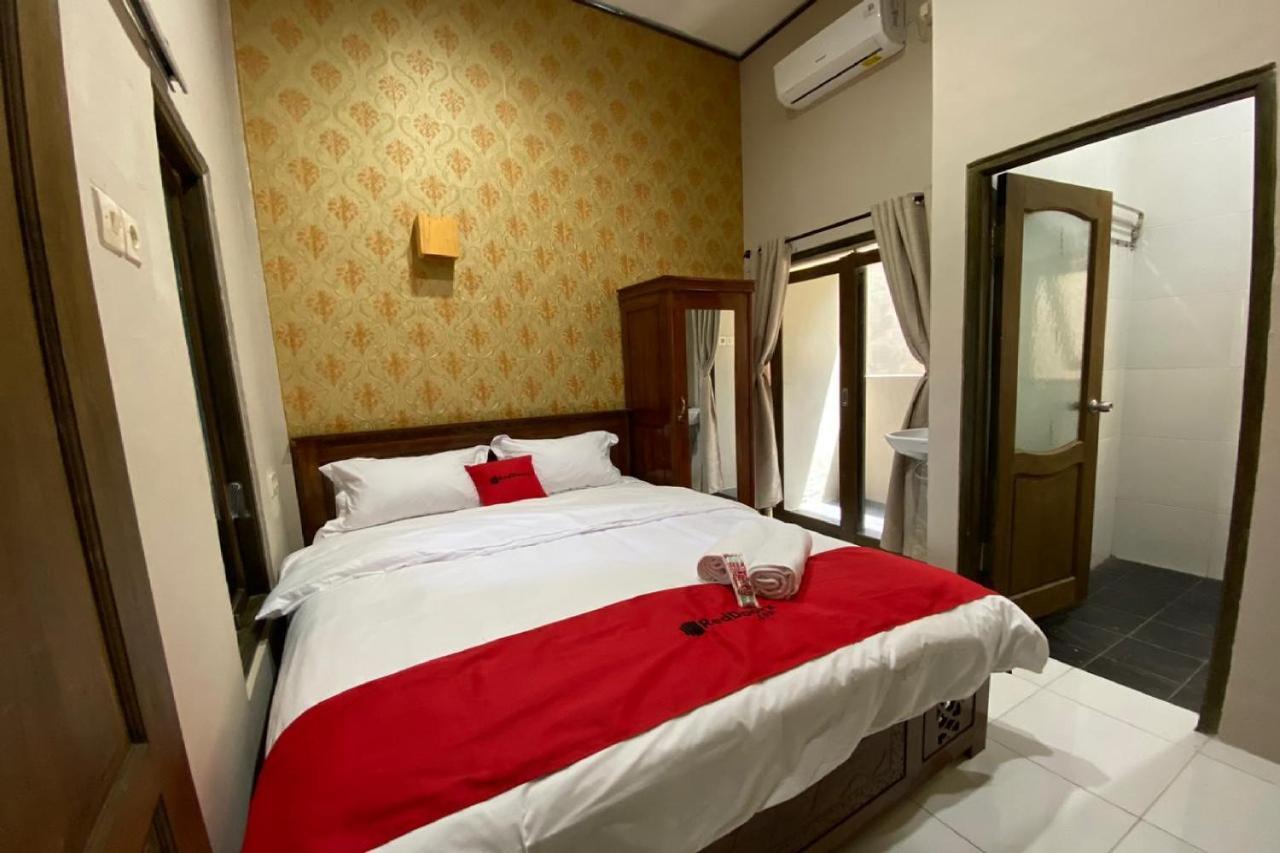 Отель Reddoorz Near Mojokerto Train Station Экстерьер фото