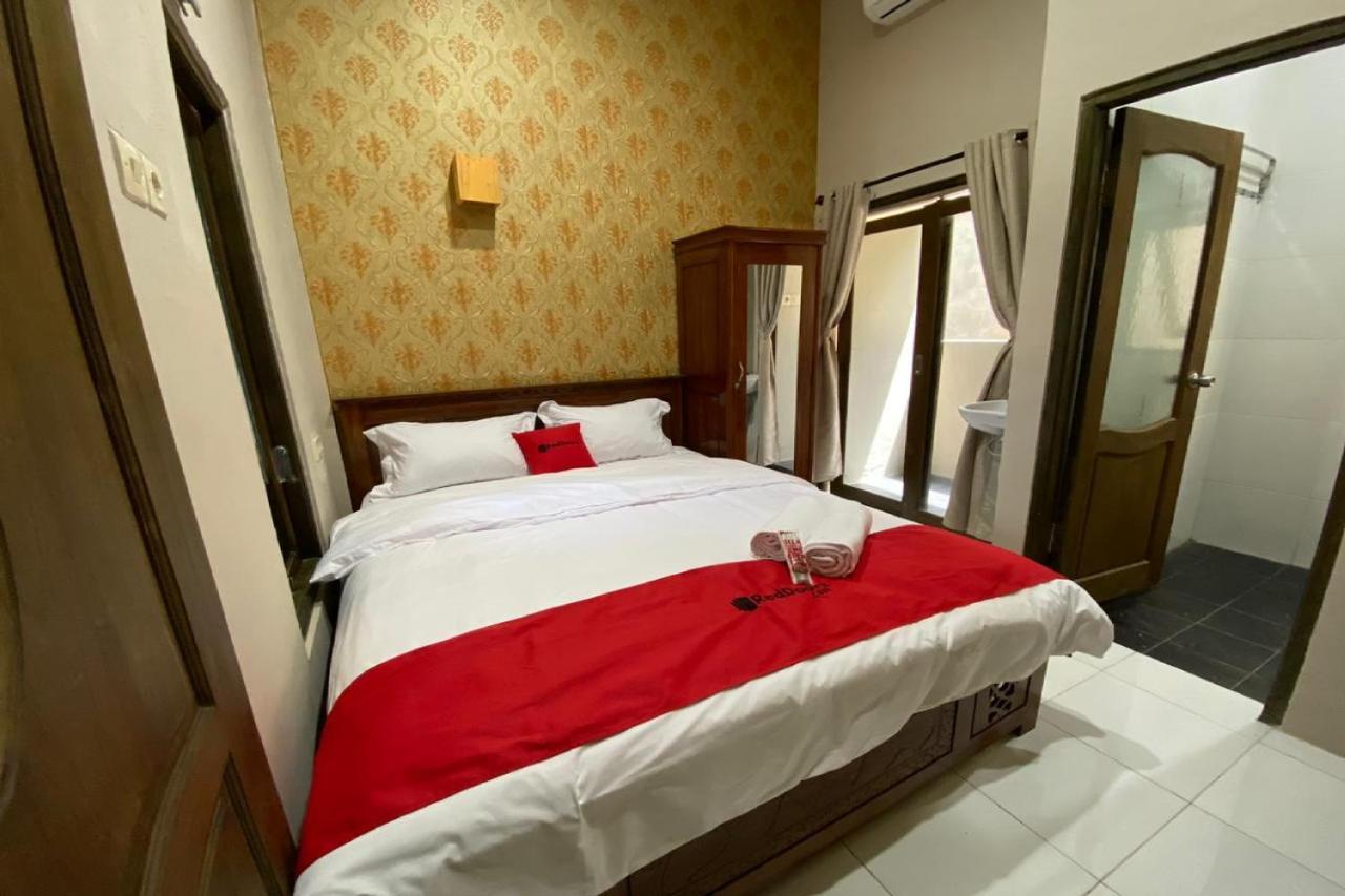 Отель Reddoorz Near Mojokerto Train Station Экстерьер фото