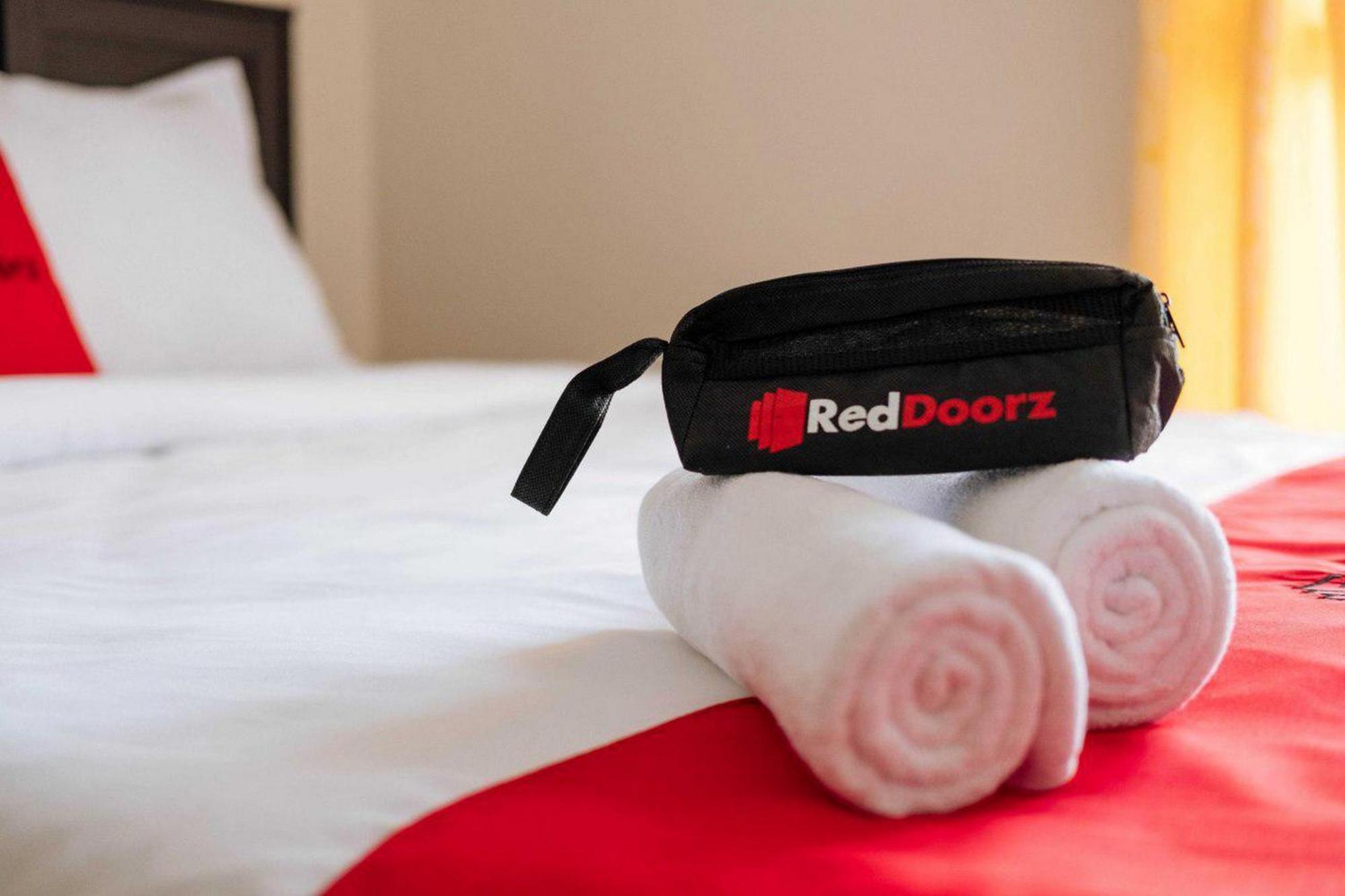 Отель Reddoorz Near Mojokerto Train Station Экстерьер фото